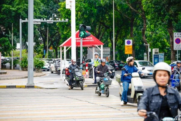 红太阳配资 全域文明建设 | 刚柔并济，为文明“站岗” 130余警力上路护航文明交通